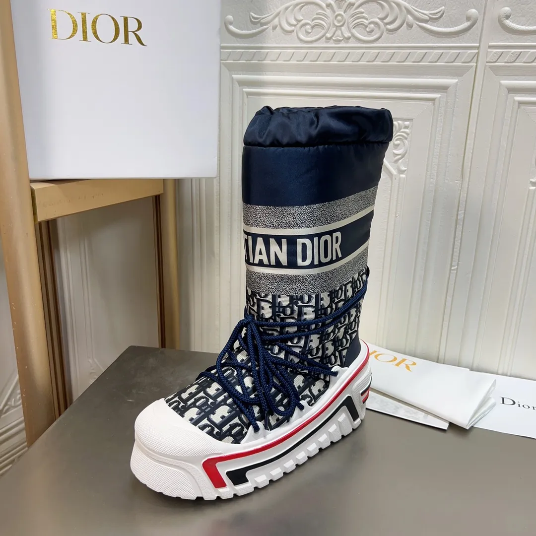 Men's shoes p600! The highest version on the market, Dior Dior's king style snow boots, ski boots, fat and cute, so cute →_→ from the DiorAlps limited series, unique. Shiny nylon Oblique print upper with criss-cross straps for an ideal fit. The technical fabric of the boot shaft, short-cut version, can be worn in the city or in the mountains. It makes the calf slimmer and taller, warm and concave. The boot shaft and sole are made of original waterproof padded lining. The embroidered fabric is original star ⭐ rubber non-slip thick sole and multi-module combination outsole. The size is 35-40. 41Customized